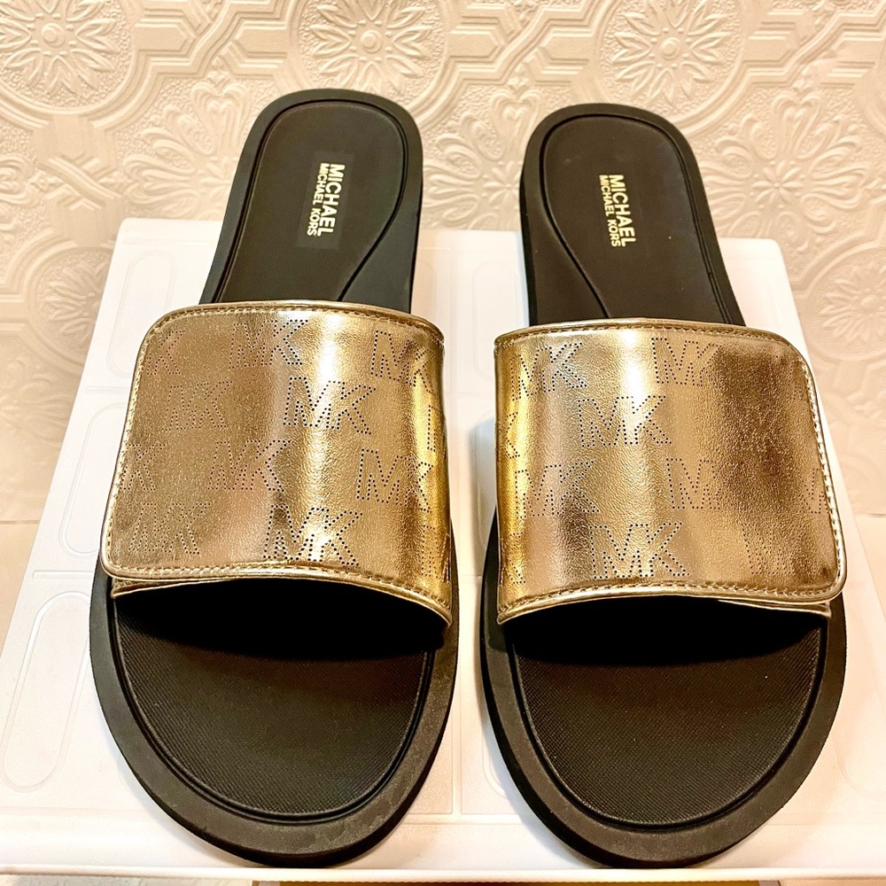 Michael Kors Wade slide Pale Gold women’s size 8, Brand new